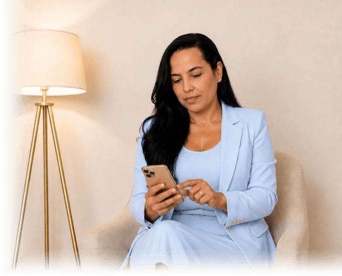 Simone Soares utilizando a Mel no smartphone
